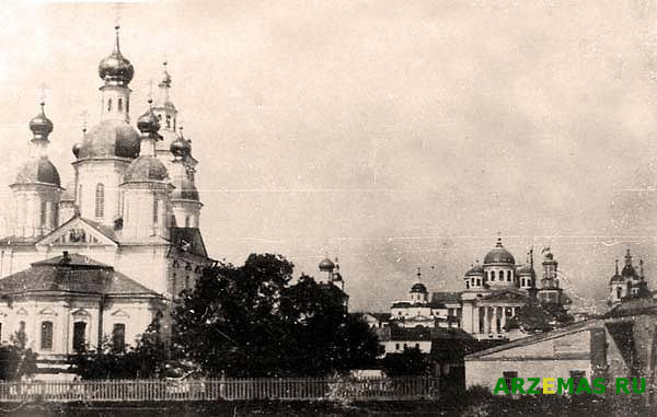 Вид с территории Спасо-преображенского монастыря на соборную площадь начало 20 века