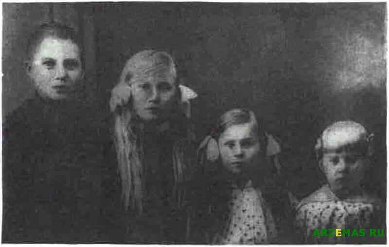 Аркадий с сестрами 1914