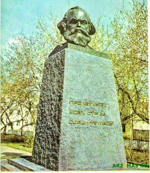 Фото С.А. Яворского. Памятник Карлу Марксу в сквере на пересечении улиц К. Маркса и Ступина Скульптор М. Лимонов