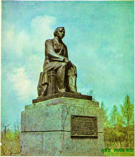 Фото С.А. Яворского. Памятник А. В. Ступину на пл. Гагарина