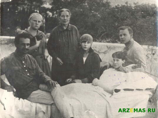 Фото групповое Гайдар Аркадий Петрович (1 й справа) с сестрой Екатериной ( стоит слева с котенком) в Крыму в сентябре 1924 года
