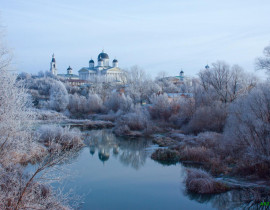 Морозное утро с видом на Воскресенский собор. Фото Д. Начаркин