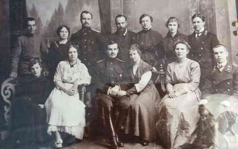 Семейное фото Крыловых (второй день свадьбы старшего сына Амвросия. Молодые в центре в первом ряду, во втором ряду в центре художник Крылов).