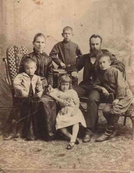 Жена – Анна Дмитриевна, дети: Амвросий или «Броня» (в центре), Николай (рядом с отцом), Вячеслав (рядом с матерью) и Ольга, 1904 год, Арзамас 