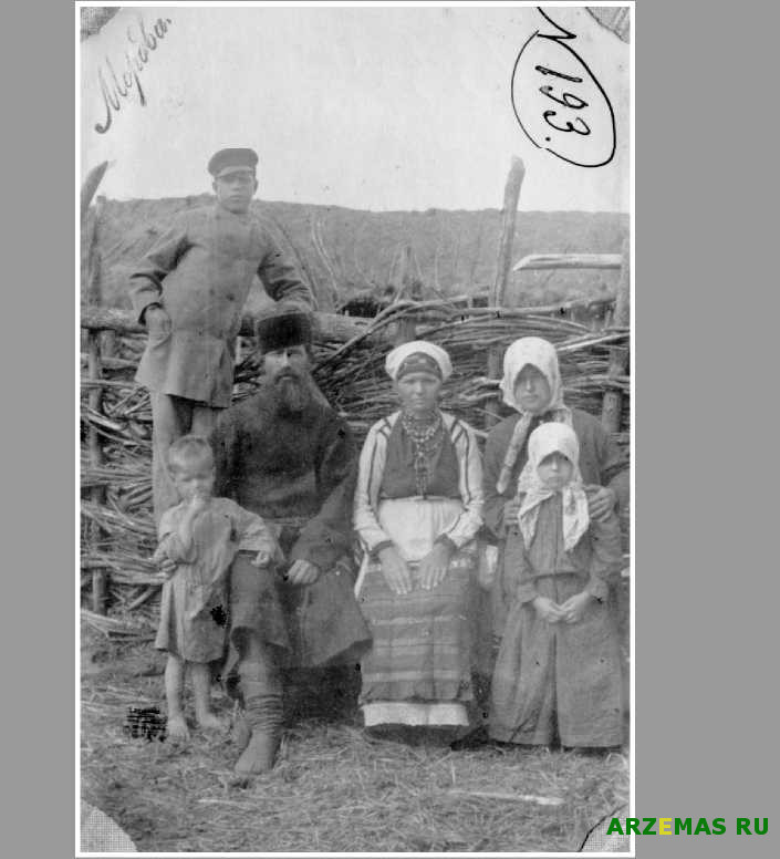 Мордовская семья у плетня. Архив М. Е. Евсевьева