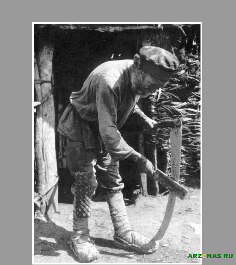 Мордвин отбивает косу. Фотография А.О.Вяйсанена, 1914