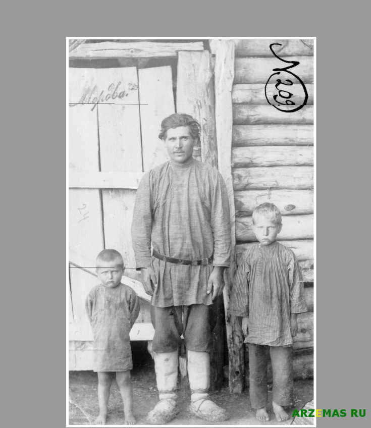 На мордвине и 2-х его малолетних костюм, сшитый из домашней материи. Архив М. Е. Евсевьева