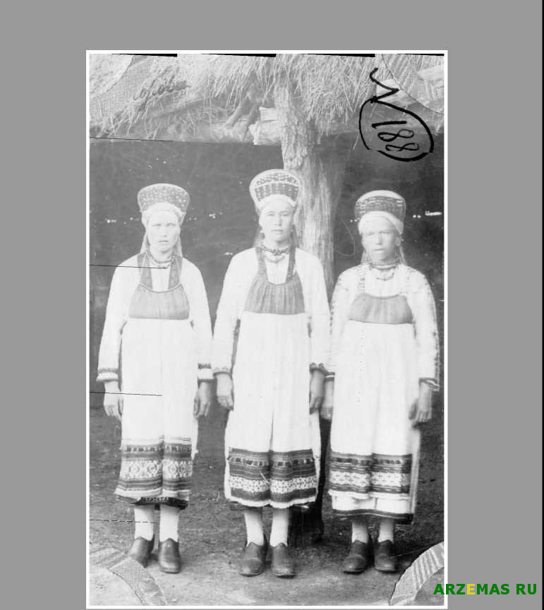 Это родство черемисских и мокшанских вышивок. (Архив М. Е. Евсевьева).