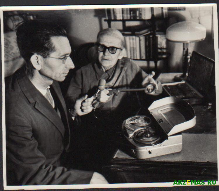 Фото. С.Ф. Кирилюк и врач Николаева в студии радиовещания. 1960 гг.