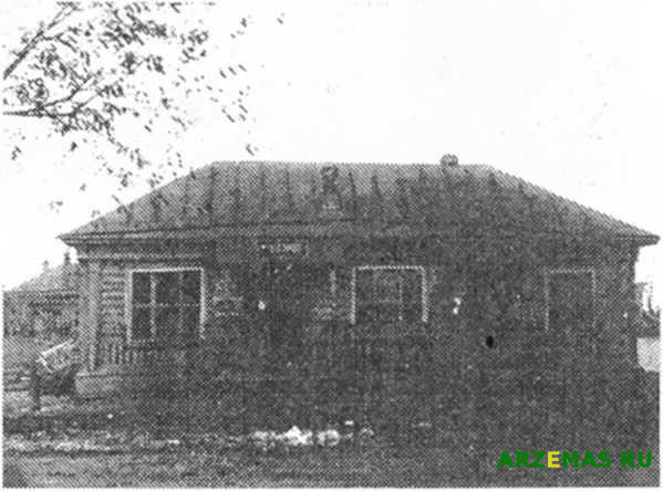 Сельский магазин, оборудован из кулацкого дома Панова Андрея Павловича. В 1963 году, когда был выстроен Дом торговли, в нем разместили ХОЗМАГ