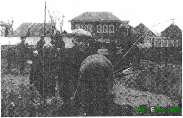 Октябрь 1967 год. Посадка деревьев у памятника погибшим воинам