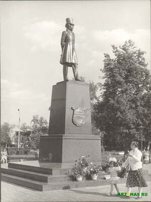 Памятник А С Пушкину в г Арзамасе июнь 1999 г Фотограф Демянко М Я