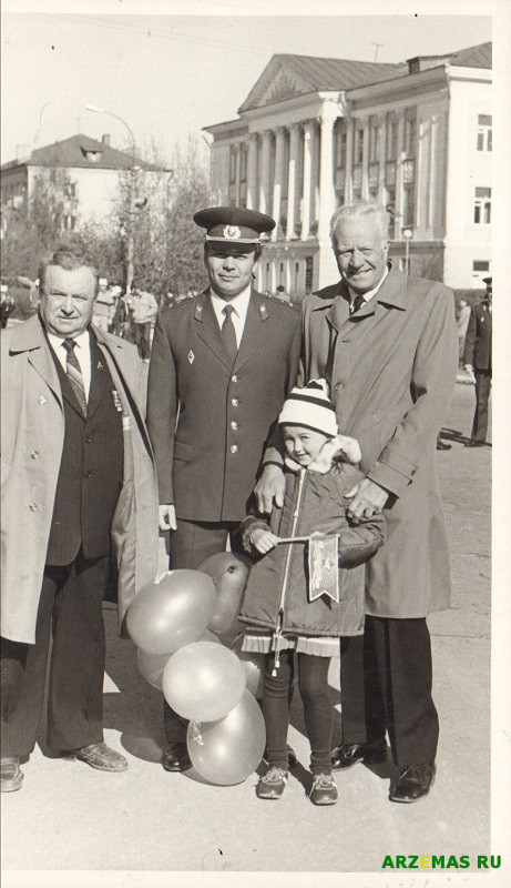 Слева главный редактор газеты Арзамасская правда Л Д Одинцов Арзамас, 1980 е годы