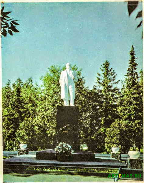 Фото С.А. Яворского. Памятник В. И. Ленину в центре современного Арзамаса на пл. Ленина