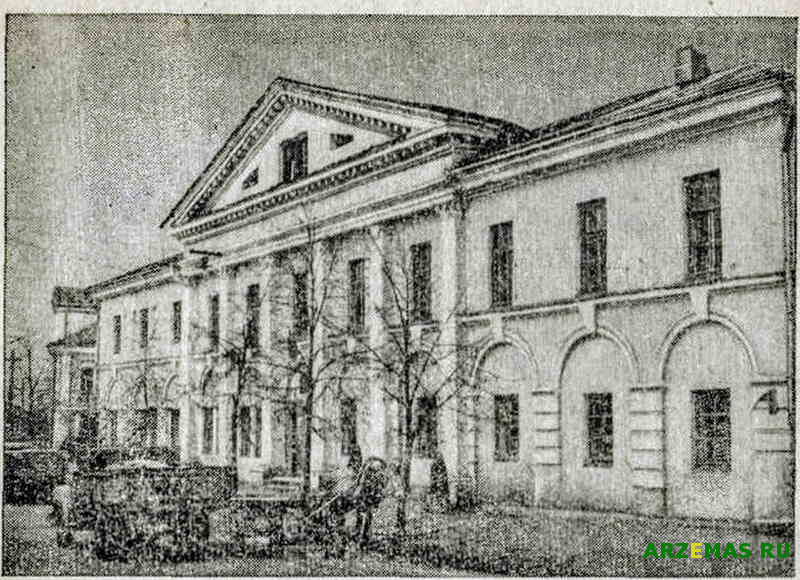Фото С.А. Яворского. Здание биржи (ул. Урицкого, 15). Конец XVIII — начало XIX в.