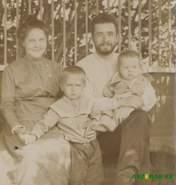 Петр Петрович(1874—1940) и Валентина Николаевна Цыбышевы с детьми Фото 1904 1906 г