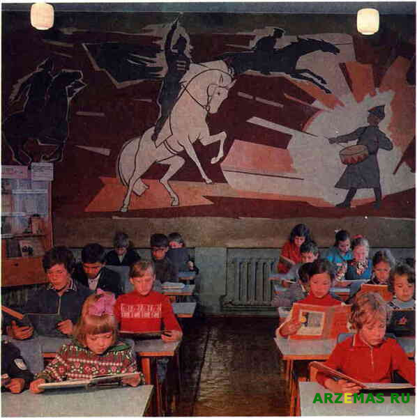 В читальном зале детской библиотеки им А П Гайдара