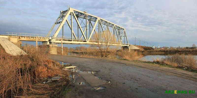 В народе этот мост называют чугунка. Автор фото неизвестен.