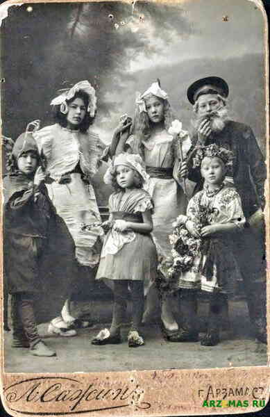 Сцена из спектакля 'Среди цветов'. Фотограф Л. Сажин. Арзамас, 1916 г.