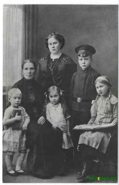 Аркадий Голиков с матерью, бабушкой и сестрами. 1914 год.
