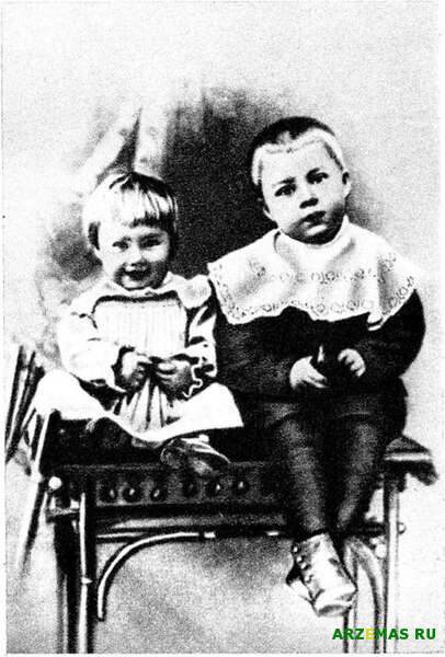 Аркадий Голиков и его сестра Наташа 1908 год