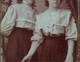Фотопортрет Е. П. Беляниновой (слева) с сестрой Анной.. Фотограф Л.Н. Сажин.jpg