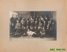 Преподаватели и учащиеся одного из учебных заведений г. Арзамаса. 1925 год. Фотограф Л.Н. Сажин.jpg